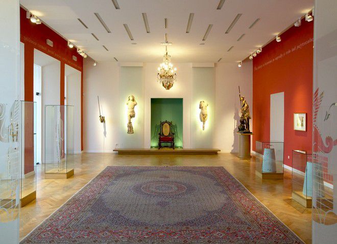 Зал с экспонатами в Городском музее Любляны