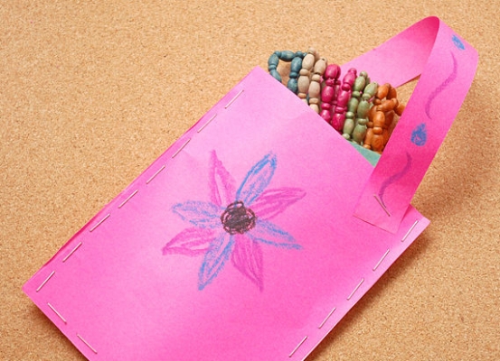 Создаем из цветной бумаги сумку пакет. Поделки сумочки из бумаги в детском саду. Кукольная сумка бумажная пляжная. Сумка- пакет для карандашей, ее украшение.