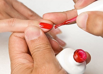 How to paint nails with varnish 3
