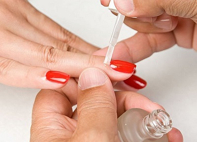 How to paint nails with varnish 5