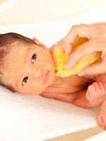 Как купать новорожденного ребенка первый раз?