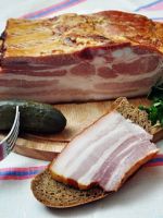 Как приготовить свиную грудинку в луковой шелухе?