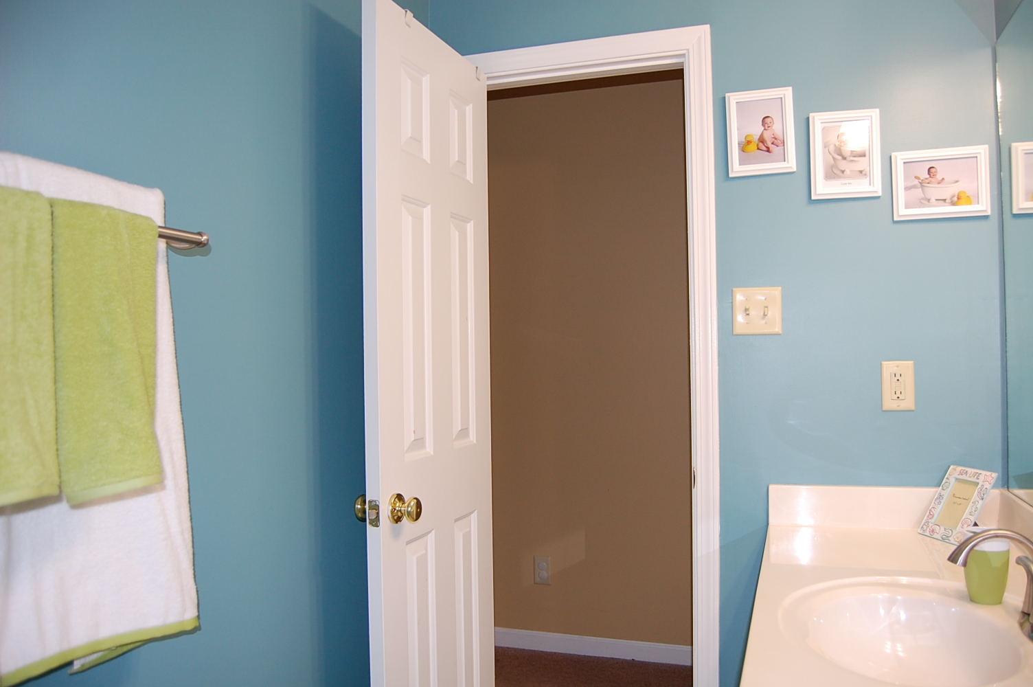 Заменили дверь в ванной. Дверь в ванную. Интересная дверь в ванную комнату. Открытая дверь в ванную. Двери в ванную комнату и туалет.