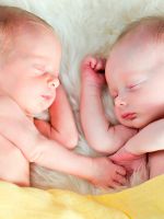 Какова вероятность рождения близнецов?