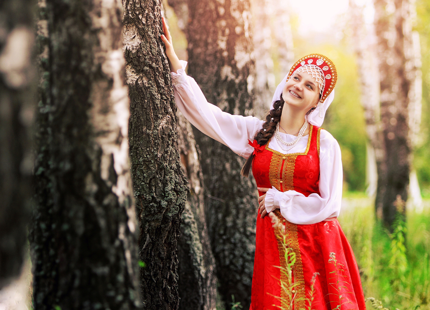 Девушка в русском национальном костюме