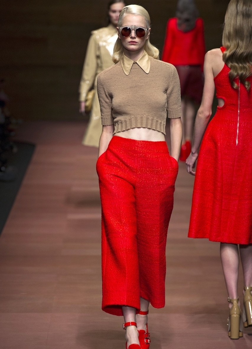 Красный подиум. Стильные вещи. Модный показ. Подиум одежда. Красные брюки подиум.