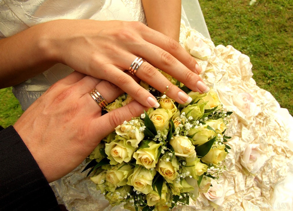 На какой руке носят армяне обручальное кольцо. Свадебные кольца. Обручальные кольца на руках. Свадебные кольца на руках. Свадьба руки с кольцами.