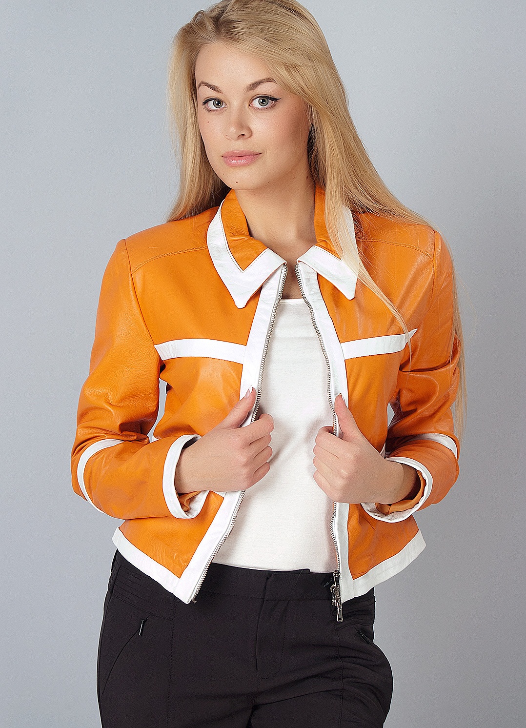 Девушка в оранжевой куртке