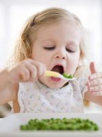 Чем кормить ребенка в 8 месяцев?
