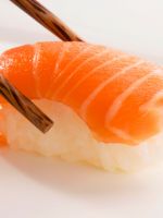 Как правильно есть суши?