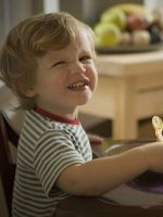 Как научить ребенка жевать?