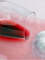 Как отстирать красное вино?