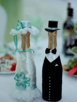 Как украсить шампанское на свадьбу?