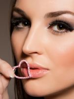 Как увеличить губы в домашних условиях?