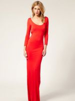Красное платье с длинным рукавом 