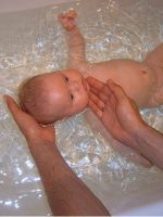 Купание новорожденного в  большой ванне