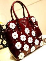 Лаковая сумка с цветами 