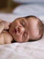 Новорожденный ребенок плохо спит