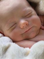 Почему новорожденный вздрагивает во сне?