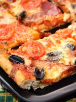 Рыбная пицца с маслинами
