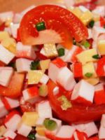 Крабовый салат с помидорами
