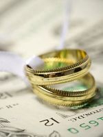 Сколько денег подарить на свадьбу?