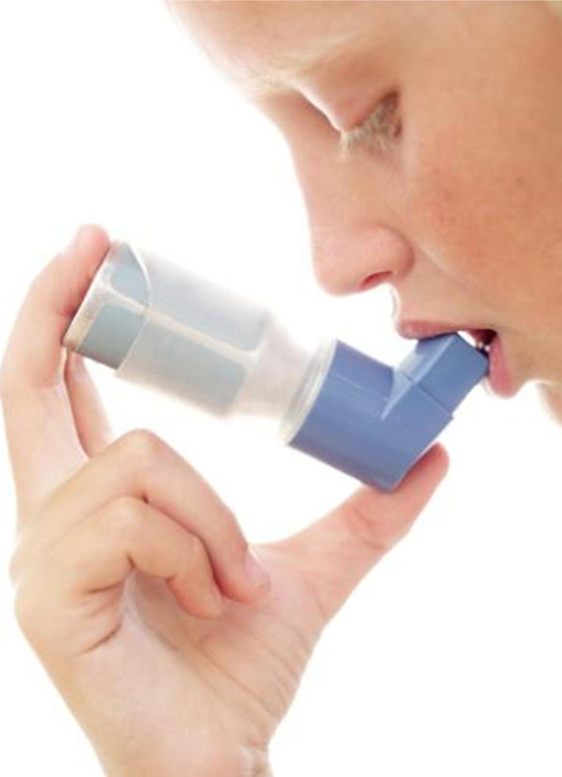 Бронхиальная астма называют. Ингалятор при астме. Карманный ингалятор при бронхиальной астме. Человек с ингалятором. Ингалятор для астматиков человеку.