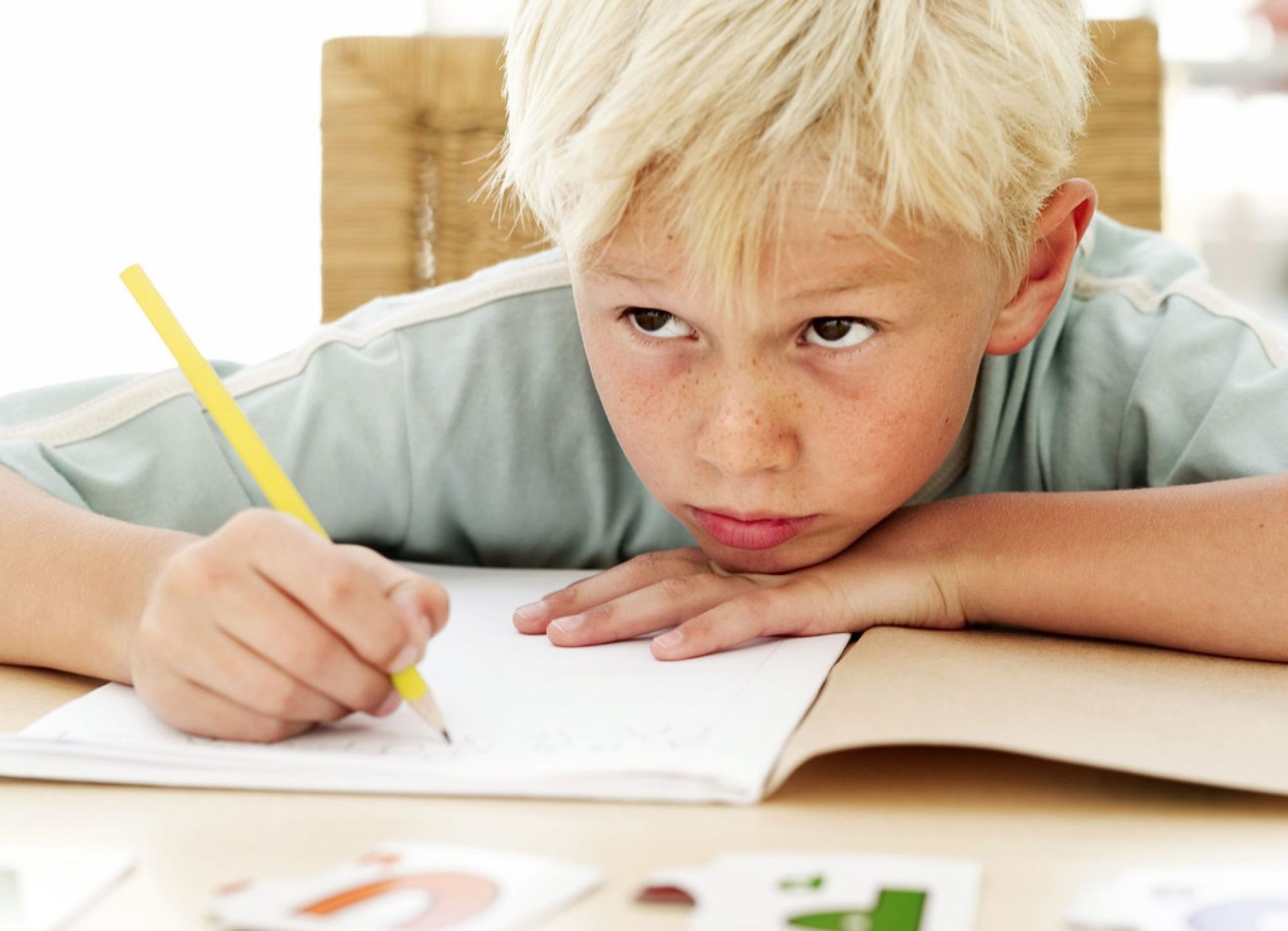 Ребенок любит писать. Ребенок пишет. Леворукий ребенок в школе. Писающий мальчик. Дети школьники.