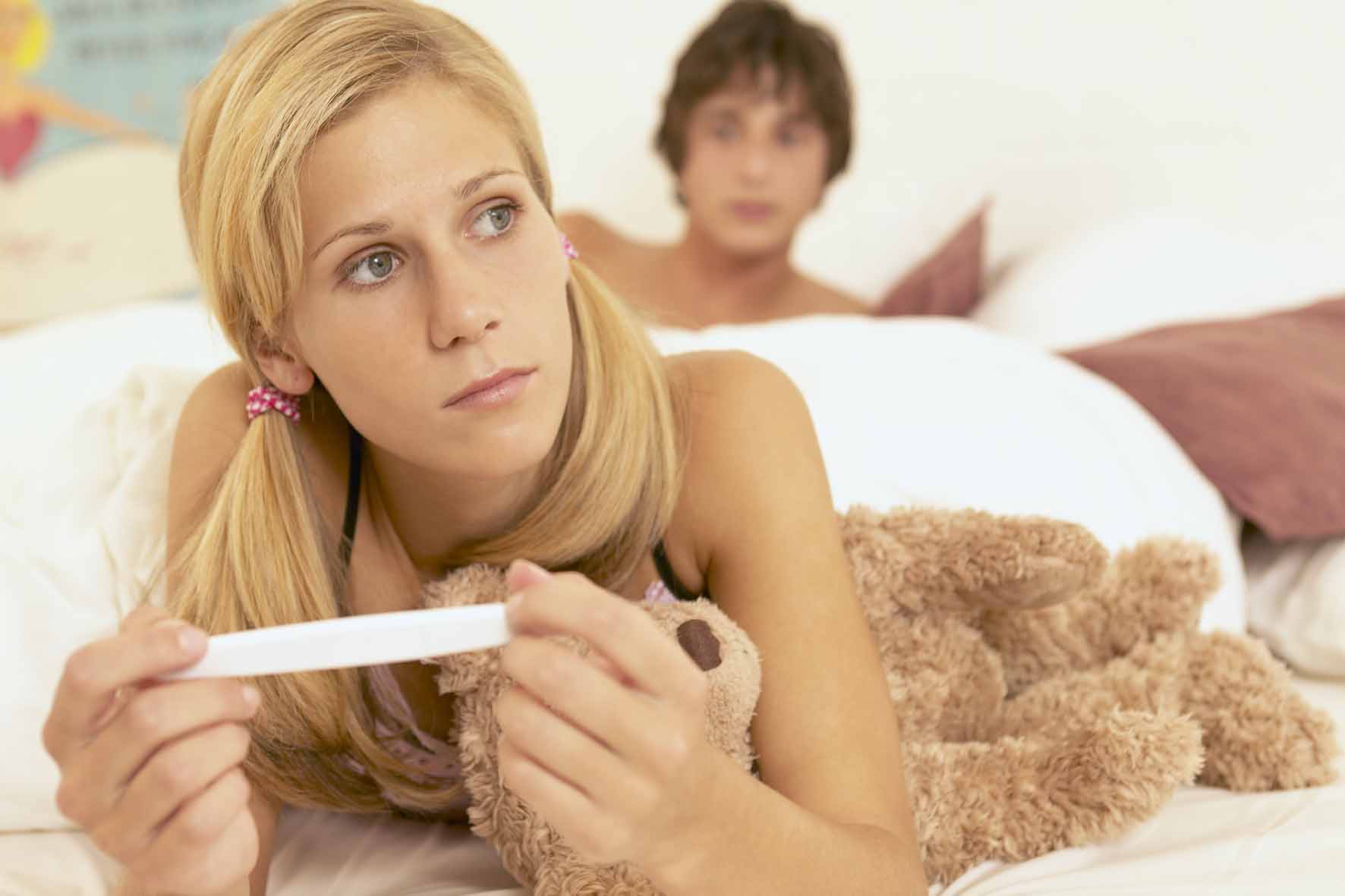 Почему сложно забеременеть. Девушка с тестом на беременность. Девушка хочет ребенка. Девушка залетела. Женщина не может забеременеть.