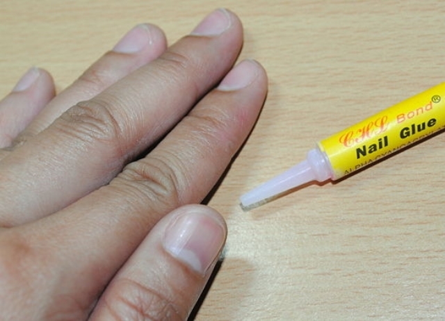 how to glue false nails 4