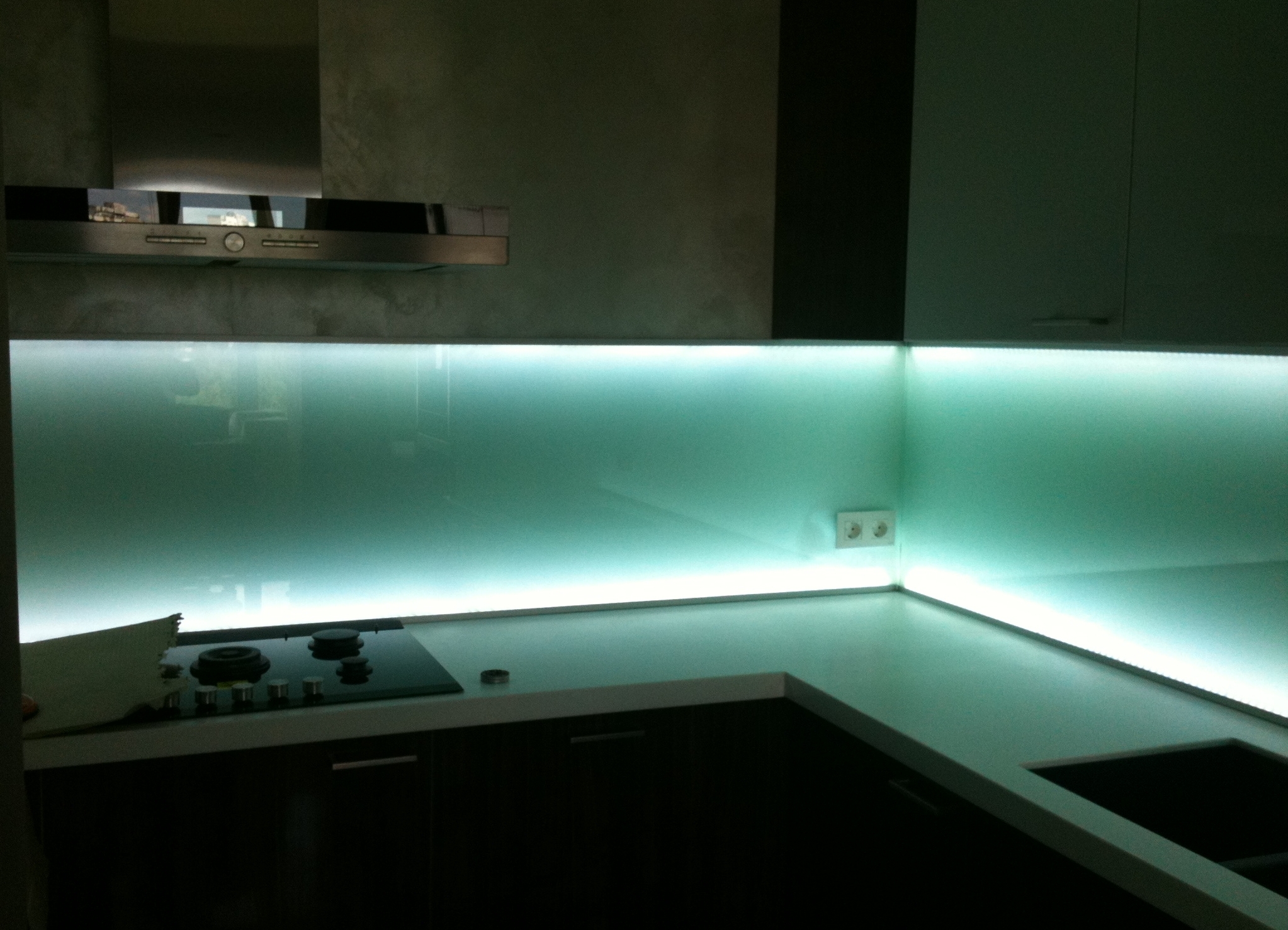 Подсветка столешницы на кухне светодиодной лентой снизу