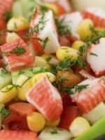 Салат с крабовыми палочками и помидорами 