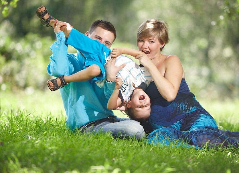 Мама и два сына русское. Семейная фотосессия. Семейная фотосессия с малышом. Фотосессия семьи на природе. Летняя семейная фотосессия на природе.