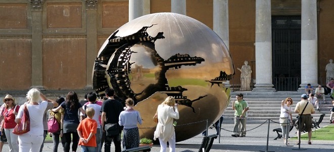 Скульптура Шар в Ватикане