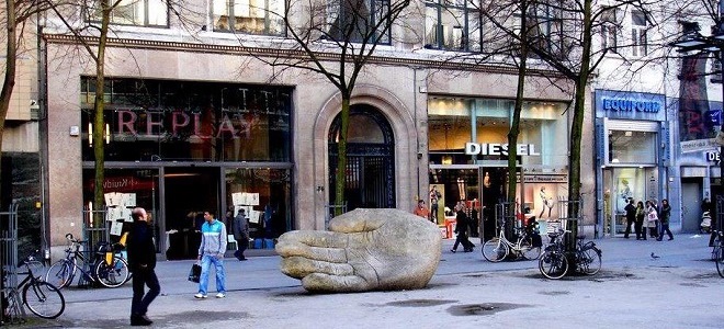 Ладонь Антигона необычная скульптура посреди улицы