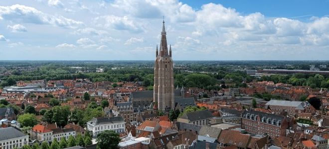 Вид на церковь Богоматери в Брюгге