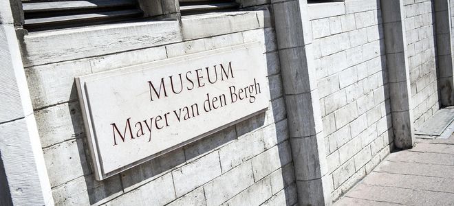 Вывеска перед музеем Майер ван ден Берг