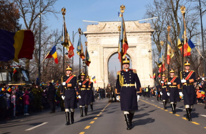 1 декабря под аркой проходят военные парады