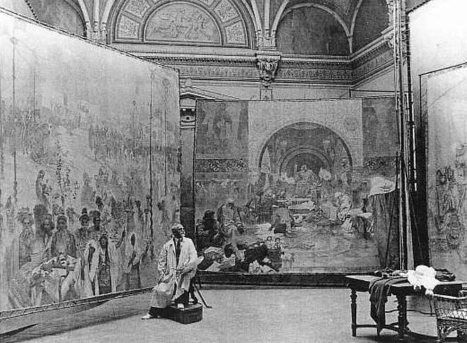 Альфонс Муха во время создания Славянского эпоса в зале замка Збирог
