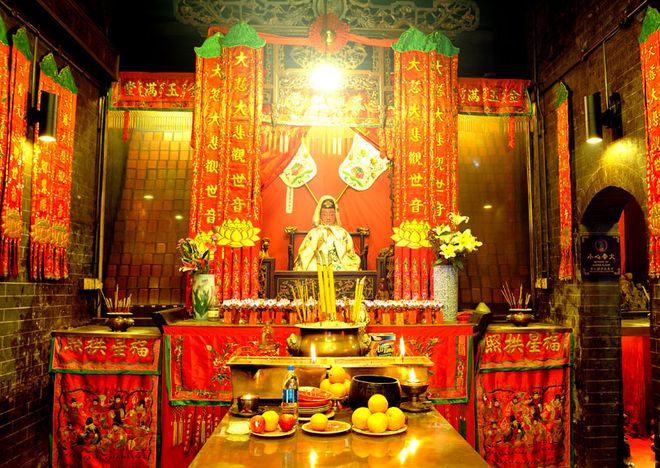 Алтарь в храме Тхиньхау