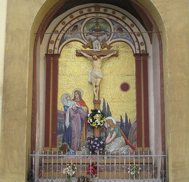 Барельеф, украшающий одну из стен собора Пресвятой Троицы, Жилина