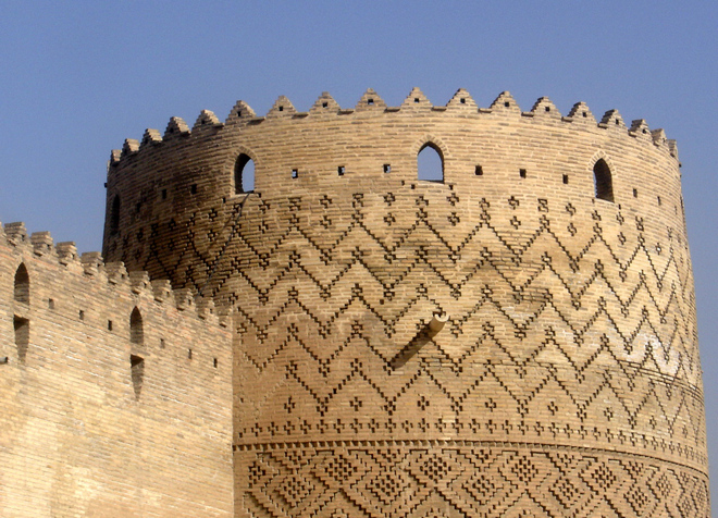 Башня украшена уникальными изразцами