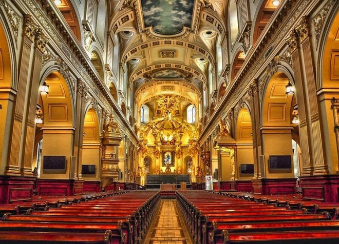 Богатый интерьер собора