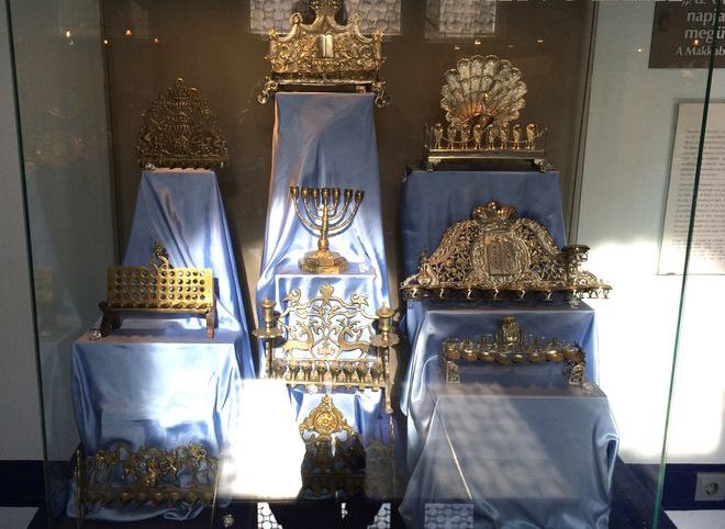 Церемониальные принадлежности в Еврейском музее, Будапешт