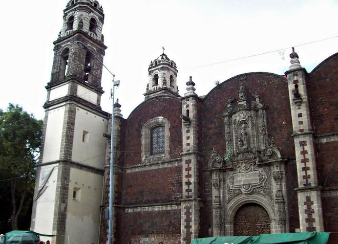 Церковь Санта Веракруз - одна из главных достопримечательностей Мексики