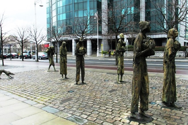 Что символизирует памятник Великому голоду в Дублине