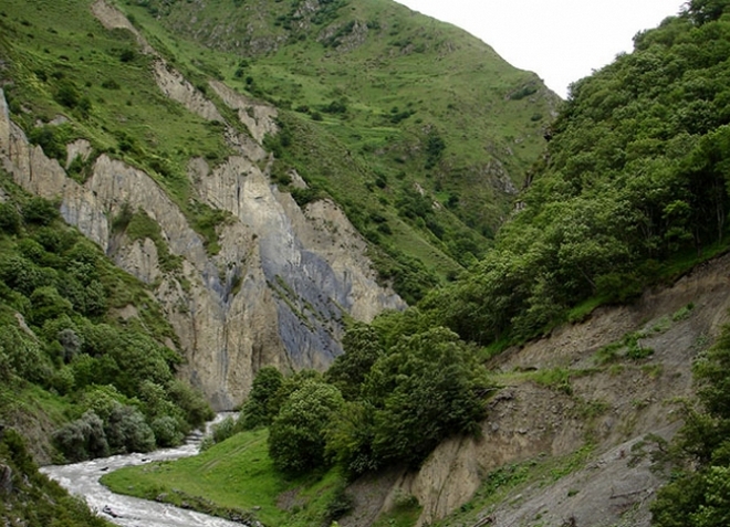 Дарьяльское ущелье представляет собой невероятно живописное зрелище