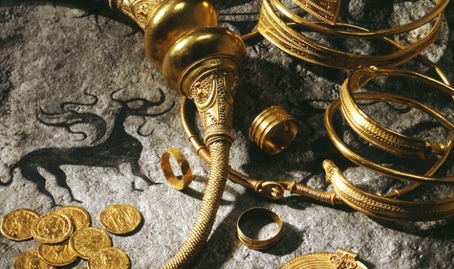 Древние монеты и украшения