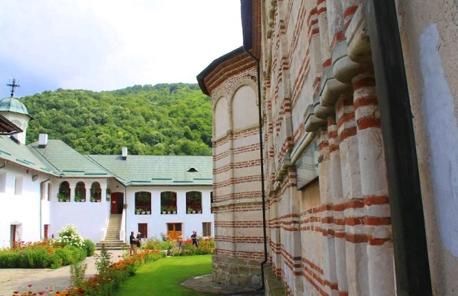 Другие здания монастыря