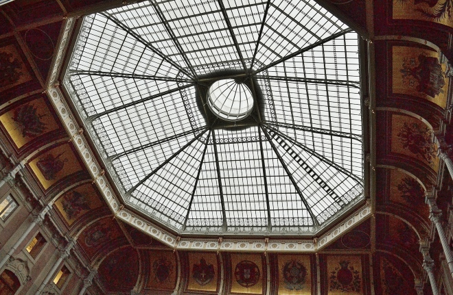Двор накрыт восьмиугольным стеклянным куполом